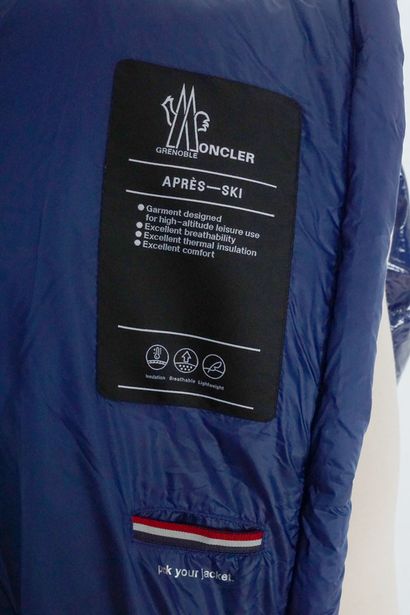 MONCLER
Doudoune Moncler Grenoble bleu, après-ski,...