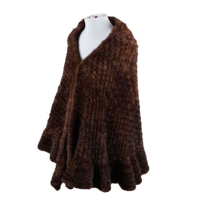 FOURRURE
Poncho de fourrure. Un fermoir.