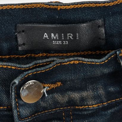 AMIRI
Jeans bleu foncé avec déchirures
Taille...