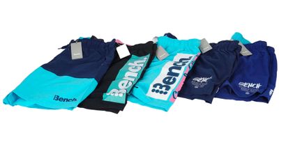 BENCH
Cinq maillots de bain. 
Taille L