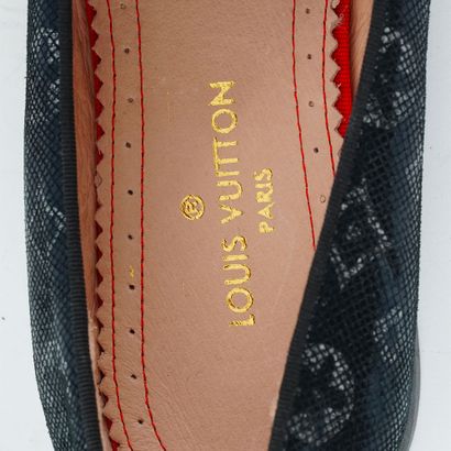 LOUIS VUITTON 
Paire de mocassins en cuir...