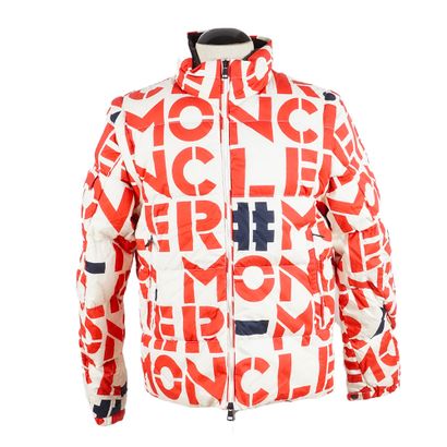 MONCLER
Doudoune blanche monogrammée rouge...