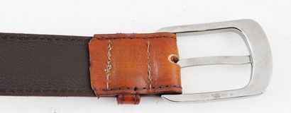 LOUIS VUITTON
Une ceinture en cuir brun....