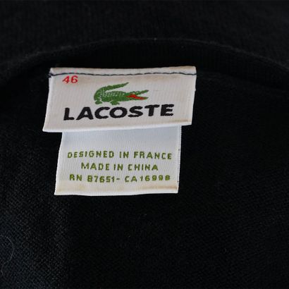 LACOSTE 
Ensemble comprenant : 
- Un cardigan...