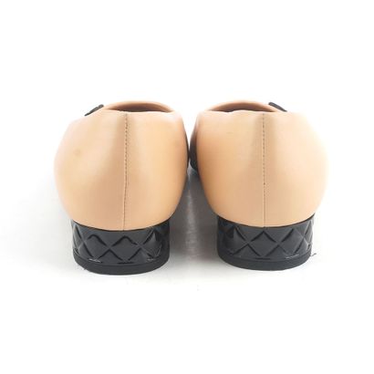CHANEL
Chaussures classique Chanel en cuir...