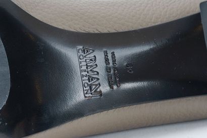 ARMANI
Escarpins en cuir taupe adornés d'une...