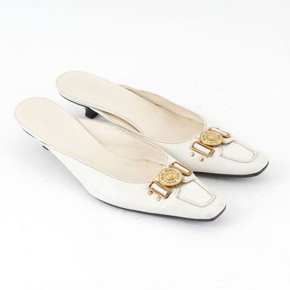 MIU MIU
Mules blanches avec kitten heel dont...