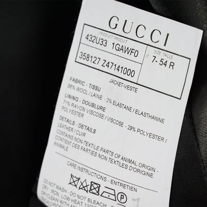 GUCCI
Complet noir en laine bordé de cuir....