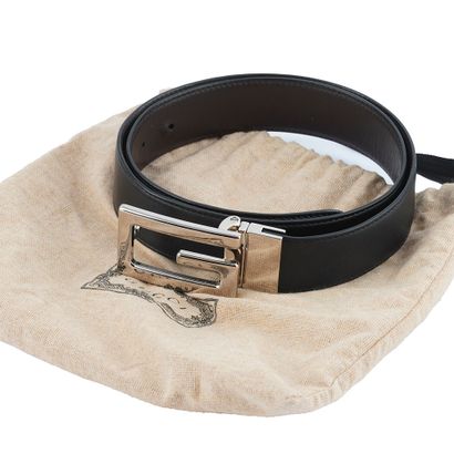 GUCCI 
Ceinture Gucci en cuir noir avec boucle...
