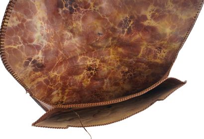 CUIR 
Sac enveloppe de cuir ornée d'appliqués...