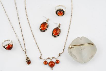 AMBRE, ARGENT / AMBER, SILVER
Lot de bijoux...