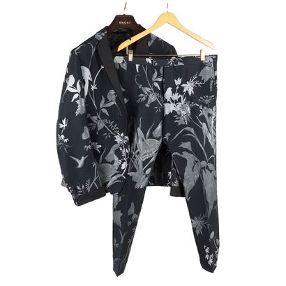 GUCCI
Complet noir avec motif floral argenté....