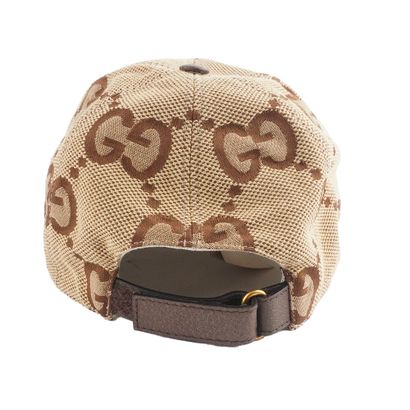 GUCCI
Casquette beige et marron monogrammée...