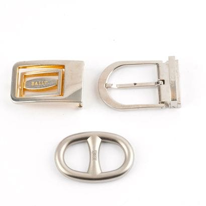 HERMÈS / BELTS BUCKLES
Lot comprenant 3 boucles...