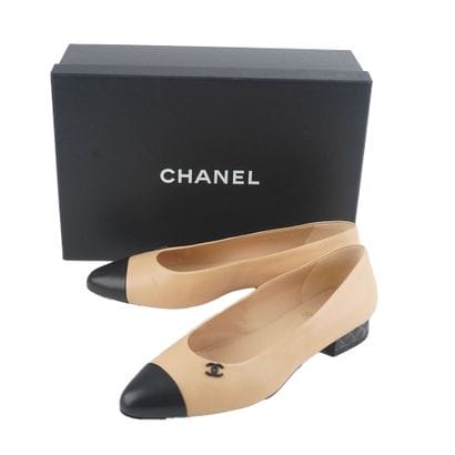 CHANEL
Chaussures classique Chanel en cuir...