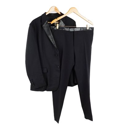 GUCCI
Complet noir en laine bordé de cuir....