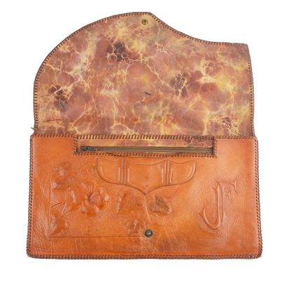 CUIR 
Sac enveloppe de cuir ornée d'appliqués...