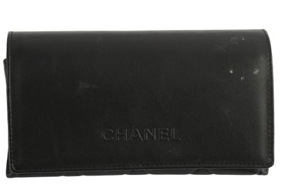 CHANEL 
Lunettes de soleil noires de forme...