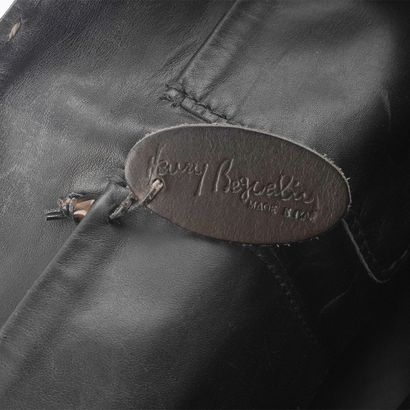 HENRY BEGUELIN
Sac en cuir noir embelli de...