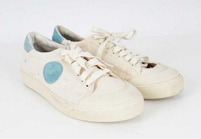 BLU SCARPA
White canvas sneakers with blue...