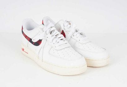 NIKE
White leather Air Force 1 '07 LV8 sneakers...