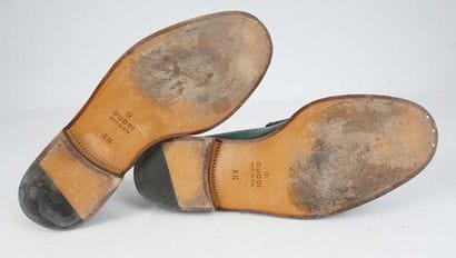 GUCCI 
Green leather loafers featuring the...
