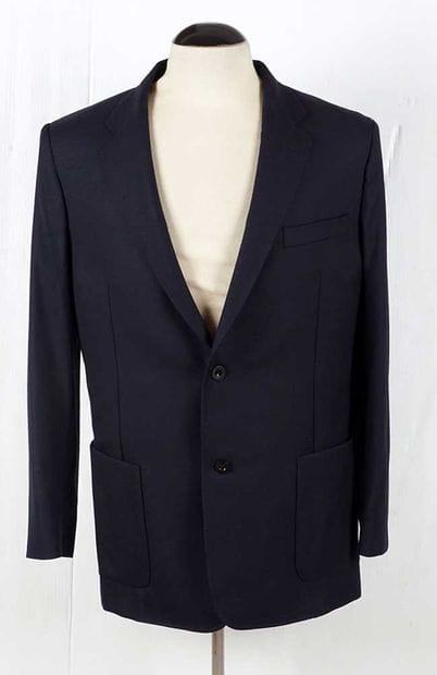 MR. P
Dark blue tailored jacket fastened...