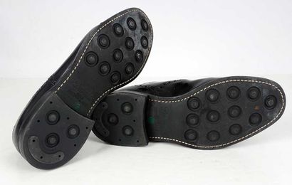 CHURCH'S 
Black leather brogue Scalford derbies.
Taille...