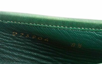 GUCCI 
Green leather loafers featuring the...