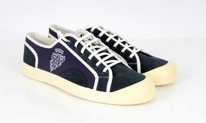 GUCCI
Signature Crest sneakers in navy blue...