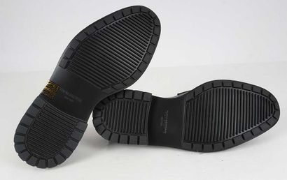 THOM BROWNE
Black leather loafers with perforated...