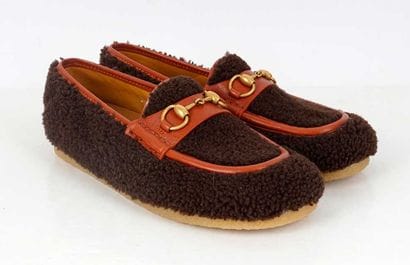 GUCCI 
Brown sheepskin loafers trimmed with...