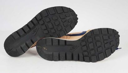 NIKE
Vaporwaffle Sacai sneakers in ‘Tan Navy’...
