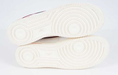 NIKE
White leather Air Force 1 '07 LV8 sneakers...