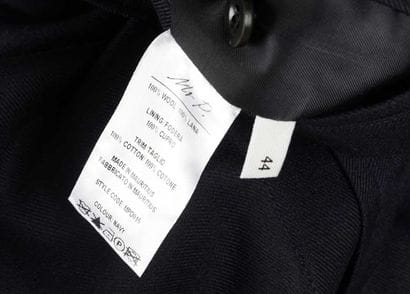 MR. P
Dark blue tailored jacket fastened...