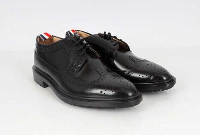 THOM BROWNE
Brogue derby shoes in black leather....