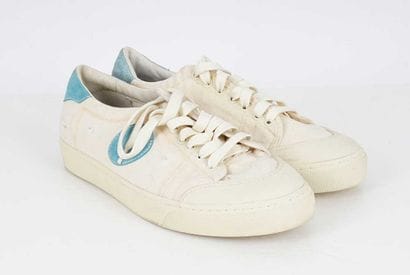 BLU SCARPA
White canvas sneakers with blue...