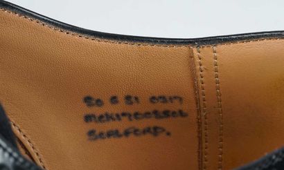 CHURCH'S 
Black leather brogue Scalford derbies.
Taille...