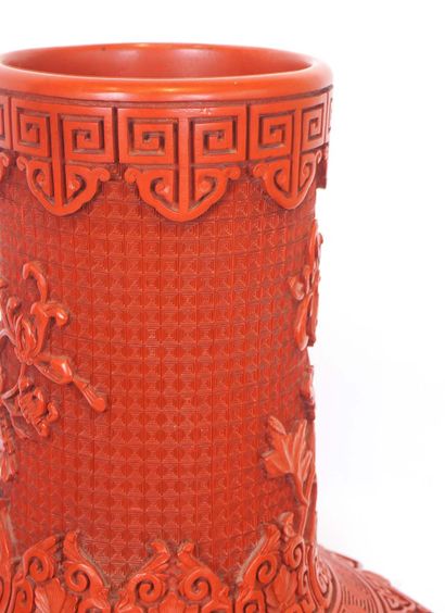 VASE EN CINABRE, XXe

Vase pansu à long col...