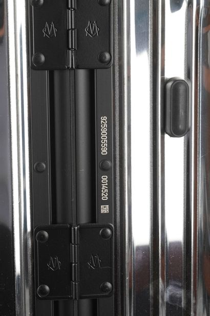 RIMOWA x MONCLER GENIUS « Reflection »
Valise...