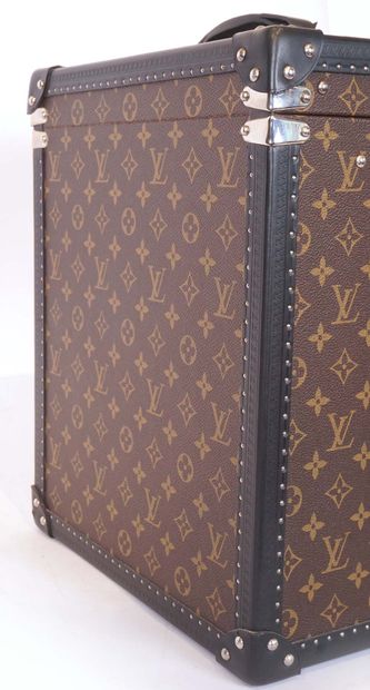 LOUIS VUITTON - MALLE À WHIKSY

Malle à whisky...