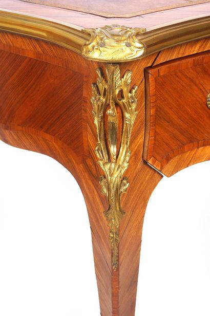 BUREAU STYLE LOUIS XV

Bureau de dame de...