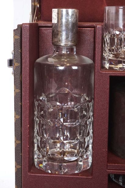 LOUIS VUITTON - MALLE À WHIKSY

Malle à whisky...