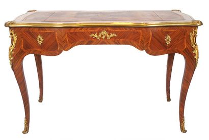 BUREAU STYLE LOUIS XV

Bureau de dame de...