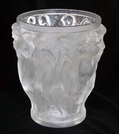 LALIQUE « BACCHANTES »

Vase en cristal givré...