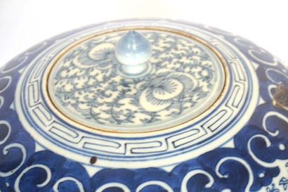 URNE CHINOISE, fin XIXe

Urne en porcelaine...