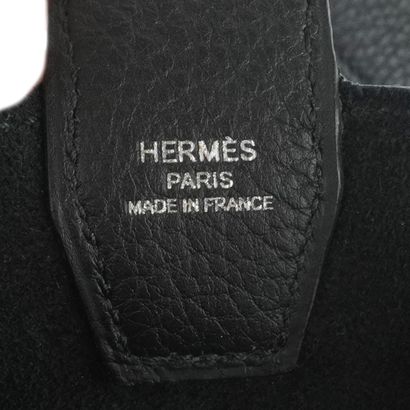 HERMÈS 
Sac Hermès fourre-tout en cuir noir,...
