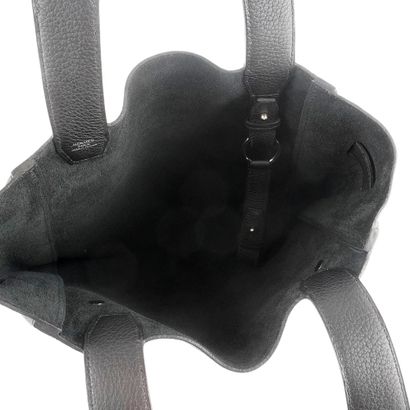 HERMÈS 
Sac Hermès fourre-tout en cuir noir,...