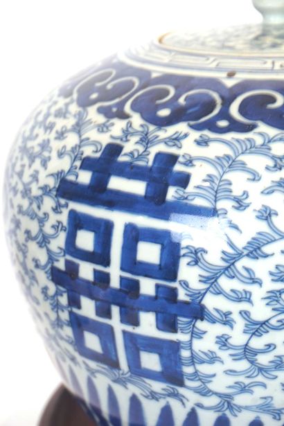 URNE CHINOISE, fin XIXe

Urne en porcelaine...