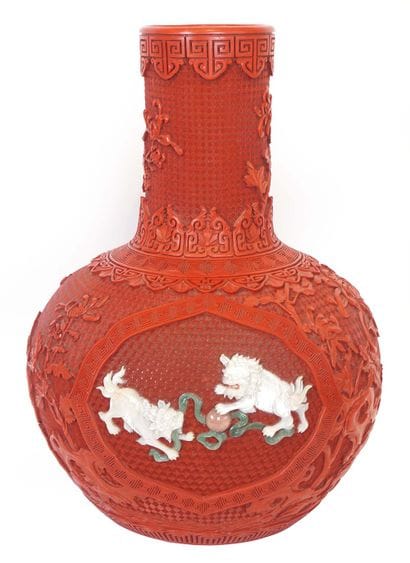 VASE EN CINABRE, XXe

Vase pansu à long col...